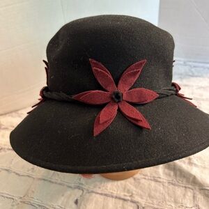 BETMAR NEW YORK VINTAGE 100% WOOL STYLE NO# D874 WOMEN’S BLACK/BURGUNDY HAT
